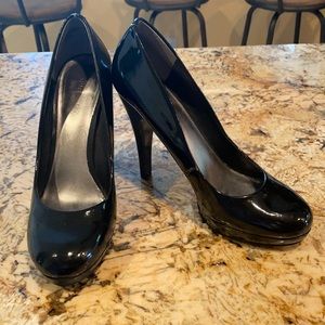 Nine West black platform heeled patent pumps